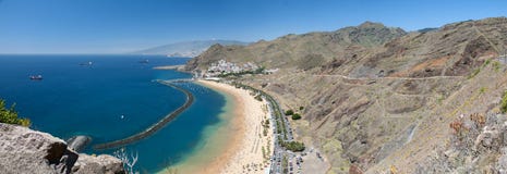 Panorama de plage Las Teresitas, Ténérife, Îles Canaries, Espagne image libre de droits Panorama de plage Las Teresitas, Ténérife, Îles Canaries, Espagne image libre de droits