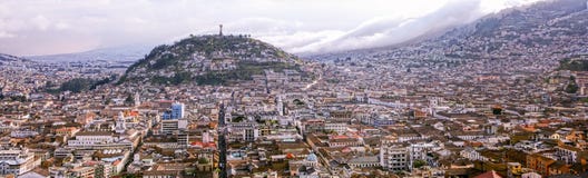 Panorama de Quito avec la statue de Panecillo images libres de droits Panorama de Quito avec la statue de Panecillo images libres de droits