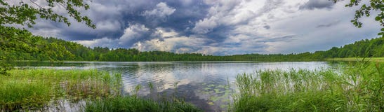 Panorama de um grande lago fotos de stock Panorama de um grande lago fotos de stock