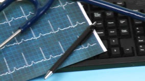 Panorama de uma mesa médica com dobradores e estetoscópio sobre Panorama de uma mesa médica com dobradores e estetoscópio sobre