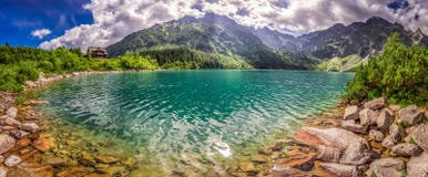 Panorama del lago en las montañas de Tatra en la salida del sol Imagen de archivo Panorama del lago en las montañas de Tatra en la salida del sol Imagen de archivo