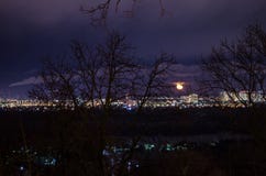Panorama del paisaje de la ciudad de la noche, cuartos el dormir con las casas altas y cruces foto de archivo libre de regalías Panorama del paisaje de la ciudad de la noche, cuartos el dormir con las casas altas y cruces foto de archivo libre de regalías
