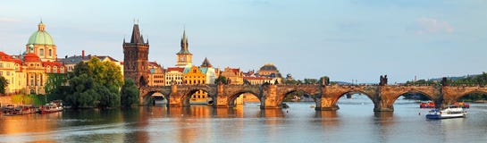 Panorama del puente de Charles en Praga, República Checa fotografía de archivo Panorama del puente de Charles en Praga, República Checa fotografía de archivo