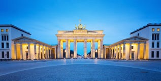 Panorama del tor di Brandenburger (porta di Brandeburgo), punto di riferimento famoso nella notte di Berlin Germany immagine stock Panorama del tor di Brandenburger (porta di Brandeburgo), punto di riferimento famoso nella notte di Berlin Germany immagine stock