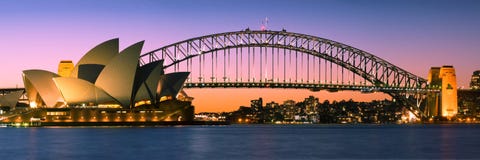 Panorama dell'orizzonte del porto di Sydney a penombra immagine stock libera da diritti Panorama dell'orizzonte del porto di Sydney a penombra immagine stock libera da diritti