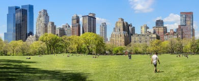 Panorama dell'orizzonte di Manhattan preso da Central Park il giorno soleggiato fotografia stock libera da diritti Panorama dell'orizzonte di Manhattan preso da Central Park il giorno soleggiato fotografia stock libera da diritti