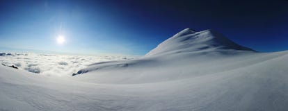 Panorama della montagna nevosa ad alba immagine stock libera da diritti Panorama della montagna nevosa ad alba immagine stock libera da diritti