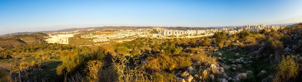 Panorama delle costruzioni della città di Beit Shemesh fotografia stock libera da diritti Panorama delle costruzioni della città di Beit Shemesh fotografia stock libera da diritti