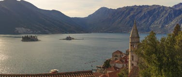 Panorama der Bucht von Kotor lizenzfreie stockbilder Panorama der Bucht von Kotor lizenzfreie stockbilder