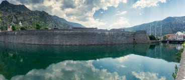 Panorama der hohen alten Wand mit Abzugsgraben lizenzfreie stockbilder Panorama der hohen alten Wand mit Abzugsgraben lizenzfreie stockbilder