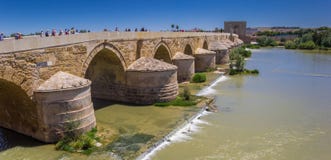 Panorama der römischen Brücke und des Stadttors in Cordoba stockbilder Panorama der römischen Brücke und des Stadttors in Cordoba stockbilder