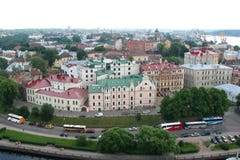 Panorama der Stadt mit schönen Häusern mit mehrfarbigen Dächern vom Turm von Olaf, die Stadt von Wyborg, Russland Beschneidungspf stockfotos Panorama der Stadt mit schönen Häusern mit mehrfarbigen Dächern vom Turm von Olaf, die Stadt von Wyborg, Russland Beschneidungspf stockfotos