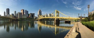 Panorama des Pittsburgh-Stadtzentrums zwischen zwei Brücken stockbild Panorama des Pittsburgh-Stadtzentrums zwischen zwei Brücken stockbild