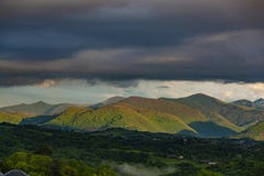 Panorama des Pyr?n?es fran?ais au coucher du soleil image libre de droits Panorama des Pyr?n?es fran?ais au coucher du soleil image libre de droits