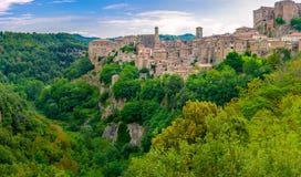 Panorama des schönen mittelalterlichen Dorfs von Sorano fand am Rand der Klippe lizenzfreie stockbilder Panorama des schönen mittelalterlichen Dorfs von Sorano fand am Rand der Klippe lizenzfreie stockbilder