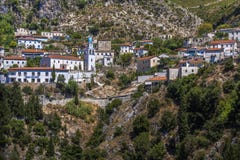 Panorama Dhermi - atrakcyjna górska wioska z budynku szkoły kościół, Albania fotografia royalty free Panorama Dhermi - atrakcyjna górska wioska z budynku szkoły kościół, Albania fotografia royalty free