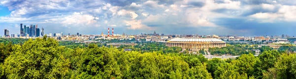 Panorama di Mosca con lo stadio di Luzhniki ed il distretto aziendale della città di Mosca fotografie stock libere da diritti Panorama di Mosca con lo stadio di Luzhniki ed il distretto aziendale della città di Mosca fotografie stock libere da diritti