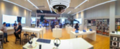 Panorama di sicurezza del CCTV con il fondo confuso del deposito del negozio fotografia stock Panorama di sicurezza del CCTV con il fondo confuso del deposito del negozio fotografia stock
