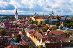 Panorama di vecchia città a Tallinn, Estonia fotografia stock libera da diritti Panorama di vecchia città a Tallinn, Estonia fotografia stock libera da diritti