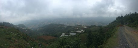 Panorama distante fora da opinião da paisagem do campo de almofada do terraço fotos de stock royalty free Panorama distante fora da opinião da paisagem do campo de almofada do terraço fotos de stock royalty free