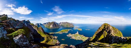 Panorama do arquipélago de Lofoten fotografia de stock royalty free Panorama do arquipélago de Lofoten fotografia de stock royalty free