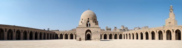 Panorama do pátio de Ibn Tulun Mosque, o Cairo, Egito Fotografia de Stock Panorama do pátio de Ibn Tulun Mosque, o Cairo, Egito Fotografia de Stock