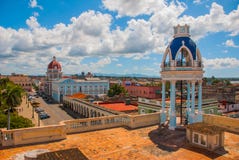 Panorama från terrassen av slotten på den regerings- byggnaden cienfuegos cuba royaltyfria foton Panorama från terrassen av slotten på den regerings- byggnaden cienfuegos cuba royaltyfria foton