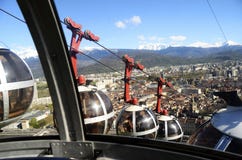 Panorama för Grenoble stadsöverblick med äggantennspårvagnen Arkivbild Panorama för Grenoble stadsöverblick med äggantennspårvagnen Arkivbild