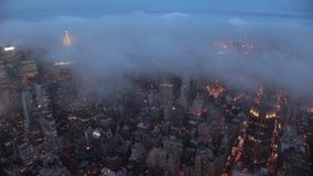 Panorama increíble del lapso de tiempo de la antena 4k en la nube de lluvia gris pesada que se mueve sobre ciudad moderna de Tork almacen de metraje de vídeo Panorama increíble del lapso de tiempo de la antena 4k en la nube de lluvia gris pesada que se mueve sobre ciudad moderna de Tork almacen de metraje de vídeo