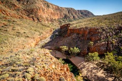 Panorama scénique supérieur de gorge d'Ormiston dans les chaînes occidentales de MacDonnell dans l'intérieur Australie photographie stock Panorama scénique supérieur de gorge d'Ormiston dans les chaînes occidentales de MacDonnell dans l'intérieur Australie photographie stock