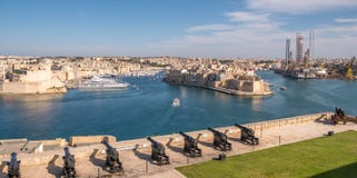 Panorama, skyline of the Maltese capital city Valletta. The Saluting Battery of La Valletta and Fort St. Angelo of La Vittoriosa i Royalty Free Stock Photography Panorama, skyline of the Maltese capital city Valletta. The Saluting Battery of La Valletta and Fort St. Angelo of La Vittoriosa i Royalty Free Stock Photography