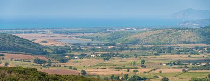 Panorama stupéfiant avec le littoral de la Toscane, des murs de ville de Capalbio Province de Grosseto, Italie photos stock Panorama stupéfiant avec le littoral de la Toscane, des murs de ville de Capalbio Province de Grosseto, Italie photos stock