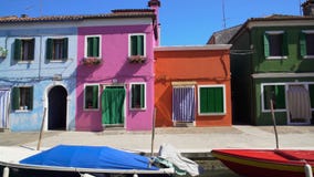 Panorama surpreendente de casas coloridas arrumadas em Burano, canal de Veneza, arquitetura vídeos de arquivo Panorama surpreendente de casas coloridas arrumadas em Burano, canal de Veneza, arquitetura vídeos de arquivo