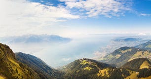 Panorama van Alpen en Montreux van Rochers DE Naye, Zwitserland royalty-vrije stock foto's Panorama van Alpen en Montreux van Rochers DE Naye, Zwitserland royalty-vrije stock foto's