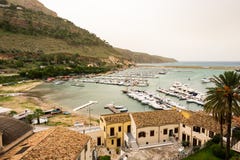 Panorama van baai met haven in Castellammare del Golfo, Sicilië royalty-vrije stock afbeeldingen Panorama van baai met haven in Castellammare del Golfo, Sicilië royalty-vrije stock afbeeldingen