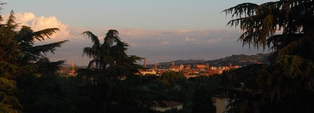 Panorama van Bologna: kerk van San Petronio, kathedraal van San Pietro, Asinelli-toren royalty-vrije stock fotografie Panorama van Bologna: kerk van San Petronio, kathedraal van San Pietro, Asinelli-toren royalty-vrije stock fotografie