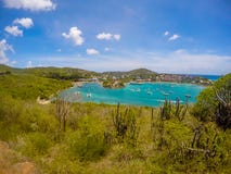 Panorama van Cruz Bay de belangrijkste stad op het Caraïbische eiland van St John USVI, royalty-vrije stock afbeelding Panorama van Cruz Bay de belangrijkste stad op het Caraïbische eiland van St John USVI, royalty-vrije stock afbeelding