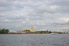 Panorama van de Peter en van Paul vesting en een plezierboot op r Stock Foto's Panorama van de Peter en van Paul vesting en een plezierboot op r Stock Foto's