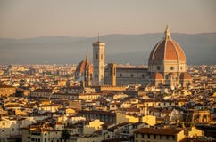 Panorama van Florence met hoofdmonument Duomo Santa Maria del Fiore bij dageraad, Florence, Florence, Italië royalty-vrije stock foto Panorama van Florence met hoofdmonument Duomo Santa Maria del Fiore bij dageraad, Florence, Florence, Italië royalty-vrije stock foto