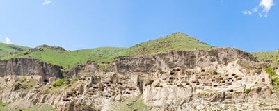 Panorama van het middeleeuwse klooster Vardzia van de holstad royalty-vrije stock foto Panorama van het middeleeuwse klooster Vardzia van de holstad royalty-vrije stock foto