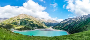 Panorama van het spectaculaire toneel Grote Meer van Alma Ata, Tien Shan Mountains in Alma Ata, Kazachstan stock afbeelding Panorama van het spectaculaire toneel Grote Meer van Alma Ata, Tien Shan Mountains in Alma Ata, Kazachstan stock afbeelding