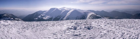 Panorama van hooggebergte in de winter stock afbeelding Panorama van hooggebergte in de winter stock afbeelding