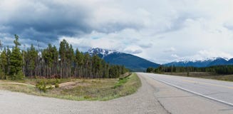 Panorama van Icefield-de looppas van de brede rijweg met mooi aangelegd landschapweg langs de mooie Rotsachtige bergen stock afbeelding Panorama van Icefield-de looppas van de brede rijweg met mooi aangelegd landschapweg langs de mooie Rotsachtige bergen stock afbeelding