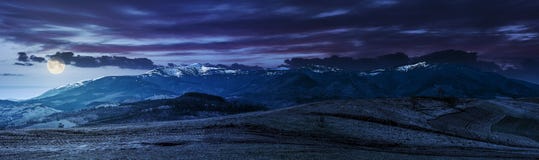 Panorama van landelijke gebieden in bergen bij nacht royalty-vrije stock foto Panorama van landelijke gebieden in bergen bij nacht royalty-vrije stock foto