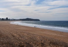Panorama van Narrabeen-strand op een bewolkte dag royalty-vrije stock fotografie Panorama van Narrabeen-strand op een bewolkte dag royalty-vrije stock fotografie