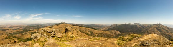 Panorama van Savannelandschap in Bergen van Swasiland royalty-vrije stock afbeelding Panorama van Savannelandschap in Bergen van Swasiland royalty-vrije stock afbeelding