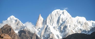 Panorama van sneeuw afgedekte Hunza-piek en Ladyfinger piek Hunzavallei pakistan royalty-vrije stock afbeelding Panorama van sneeuw afgedekte Hunza-piek en Ladyfinger piek Hunzavallei pakistan royalty-vrije stock afbeelding