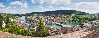 Panorama van Zwitserse stad Schaffhausen Rivier Rijn royalty-vrije stock foto's Panorama van Zwitserse stad Schaffhausen Rivier Rijn royalty-vrije stock foto's