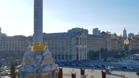 Panorama vertical del cuadrado central principal del capital Kiev en Ucrania - cuadrado Maidan Nezalezhnosti de la independencia Panorama vertical del cuadrado central principal del capital Kiev en Ucrania - cuadrado Maidan Nezalezhnosti de la independencia