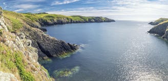 Panorama von Weg Carreg Onnen Bay Along Pembrokeshire Coast stockbild Panorama von Weg Carreg Onnen Bay Along Pembrokeshire Coast stockbild